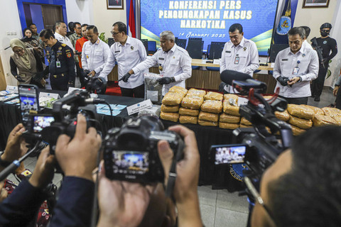 Kepala Badan Narkotika Nasional (BNN) RI Marthinus Hukom menyampaikan rilis kepada media pada Konferensi Pers terkait pengungkapan peredaran narkotika di Kantor BNN RI, Jakarta, Selasa (14/1/2025). Foto: Iqbal Firdaus/kumparan