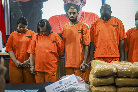 Sejumlah tersangka perderan narkotika diperlihatkan pada Konferensi Pers terkait pengungkapan peredaran narkotika di Kantor BNN RI, Jakarta, Selasa (14/1/2025). Foto: Iqbal Firdaus/kumparan