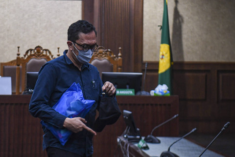 Terdakwa dugaan kasus suap vonis bebas Gregorius Ronald Tannur, hakim PN Surabaya Heru Hanindyo berjalan usai mengikuti sidang agenda pembacaan nota pembelaan (eksepsi) terhadap dakwaan dari JPU di Pengadilan Tipikor, Jakarta, Kamis (2/1/2025). Foto: Muhammad Adimaja/ANTARA FOTO