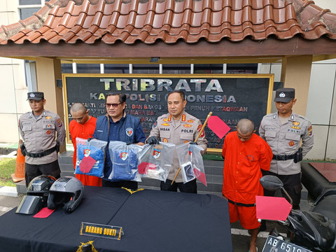 Polda DIY menampilkan AM (23) dan BA (35) dua penjambret sadis yang tendang dan pukul mahasiswi di Kapanewon Gamping, Kabupaten Sleman, Selasa (14/1/2025). Foto: Arfiansyah Panji Purnandaru/kumparan