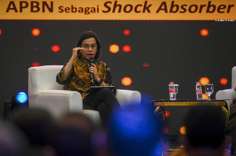 Menteri Keuangan Sri Mulyani Indrawati memberikan pemaparan saat Rapat Kerja Nasional (Rakernas) Kejaksaan 2025 di Hotel Sultan, Jakarta, Selasa (14/1/2025).  Foto: ANTARA FOTO/Muhammad Ramdan