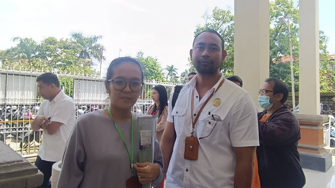 Dian Permatasari (39) yang dikeroyok satu keluarga di Bali, saat hadir di PN Denpasar, Selasa (14/1). Foto: Denita BR Matondang/kumparan