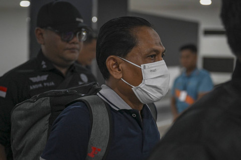 Petugas menggiring mantan Ketua Pengadilan Negeri (PN) Surabaya Rudi Suparmono (kedua kiri) di Bandara Halim Perdanakusuma, Jakarta, Selasa (14/1/2025). Foto: Muhammad Ramdan/ANTARA FOTO