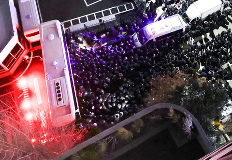 Petugas polisi dan penyelidik dari Kantor Investigasi Korupsi berada di depan pintu masuk kediaman resmi Presiden Korea Selatan yang dimakzulkan Yoon Suk Yeol, untuk melaksanakan surat perintah penangkapan, di Seoul, Korea Selatan, 15 Januari , 2025. Foto: Yonhap via REUTERS