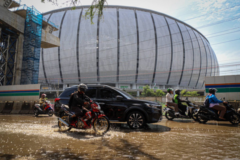 Sejumlah pengendara melintasi Jalan RE Martadinata, Tanjung Priok kembali digenangi banjir rob pada Rabu (15/1/2025).  Foto: Iqbal Firdaus/kumparan