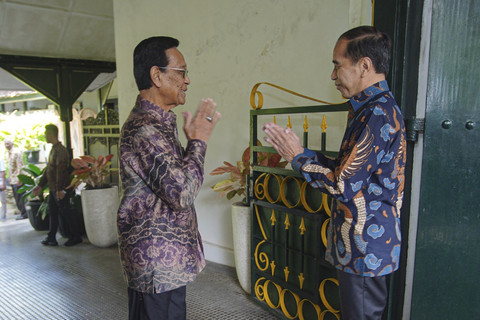 Presiden ke-7 RI Joko Widodo bertemu Gubernur DIY yang juga Raja Keraton Yogyakarta Sri Sultan Hamengkubuwono X di Keraton Kilen Ngayogyakarta Hadiningrat, Rabu (15/1/2025). Foto: Dok. Pemda DIY