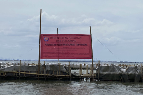 Penyegelan kegiatan reklamasi di Perairan Bekasi oleh Kementerian Kelautan dan Perikanan. Rabu (15/1/2025).  Foto: Muhammad Fhandra Hardiyon/kumparan