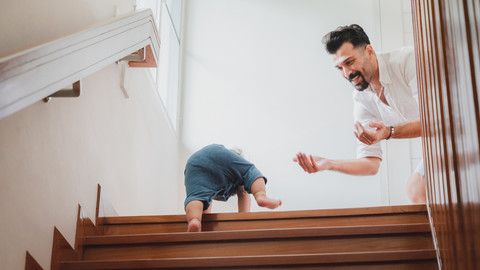 Ilustrasi bayi memanjat tangga. Foto: Chokniti-Studio/Shutterstock