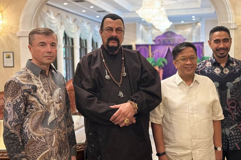 Duta Besar Rusia untuk Indonesia Sergei Tolchenov bertemu dengan aktor Hollywood, Steven Seagal, di Jakarta, 14 Januari 2025. Foto: Instagaram/@rusemb_indonesia