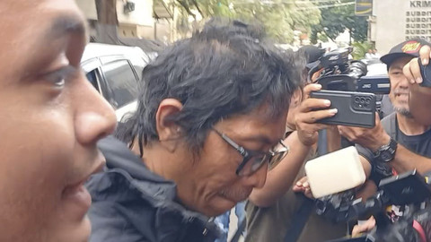 Nanang Gimbal terduga pelaku pembunuhan Sandy Permana tiba di Polda Metro Jaya, Rabu (15/1/2025).   Foto: Aprilandika Pratama/kumparan