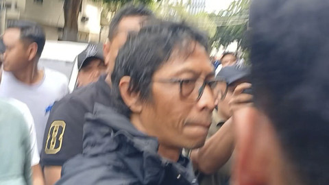 Nanang Gimbal terduga pelaku pembunuhan Sandy Permana tiba di Polda Metro Jaya, Rabu (15/1/2025).   Foto: Aprilandika Pratama/kumparan