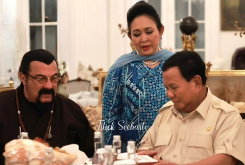 Aktor Hollywood Steven Seagal, politikus Gerindra Titiek Soeharto, dan Presiden Prabowo dalam jamuan di Jakarta, 13 Januari 2025. Foto: Instagram/@titieksoeharto  