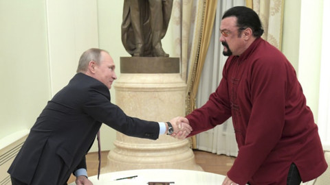 Presiden Rusia Vladimir Putin (kiri) bertemu Steven Seagal di Kremlin di Moskow pada (25/11/2016). Foto: Alexey DRUZHININ/SPUTNIK/AFP