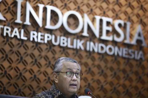Gubernur Bank Indonesia (BI) Perry Warjiyo menyampaikan keterangan pers terkait hasil Rapat Dewan Gubernur (RDG) BI di Jakarta, Rabu (15/1/2025). Foto: Dhemas Reviyanto/ANTARA FOTO