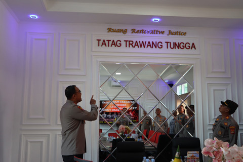 Kapolres Lampung Barat, AKBP Rinaldo Aser saat meresmikan Gedung Restorative Justice Tatag Trawang Tungga. | Foto: Dok Humas Polres Lampung Barat