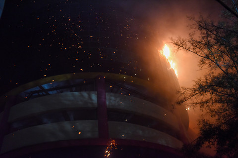 Api membakar Glodok Plaza di Taman Sari, Jakarta, Rabu (15/1/2025). Foto: ANTARA FOTO/Indrianto Eko Suwarso