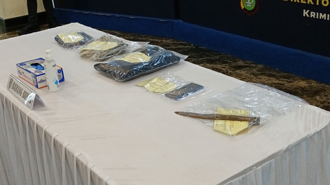 Barang bukti di kasus pembunuhan Aktor Sandy Permana, Kamis (16/1). Foto: Aprilandika Pratama/kumparan