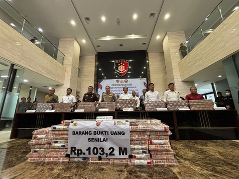 Press Release penetapan tersangka PT Arta Jaya Putra dan komisarisnya, FH terkait TPPU dari TPA perjudian online oleh Dittipideksus Bareskrim Polri di Mabes Polri, Jakarta pada Kamis (16/1). Foto: Abid Raihan/kumparan