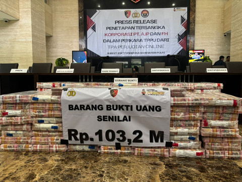 Barang bukti uang tunai senilai Rp 103,2 miliar yang disita Dittipideksus Bareskrim Polri dari PT Arta Jaya Putra dan komisarisnya, FH di Mabes Polri, Jakarta pada Kamis (16/1). Foto: Abid Raihan/kumparan
