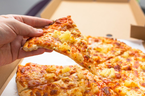 Ilustrasi pizza Hawaii dengan topping nanas yang khas. Foto: Patryk Kosmider/shutterstock