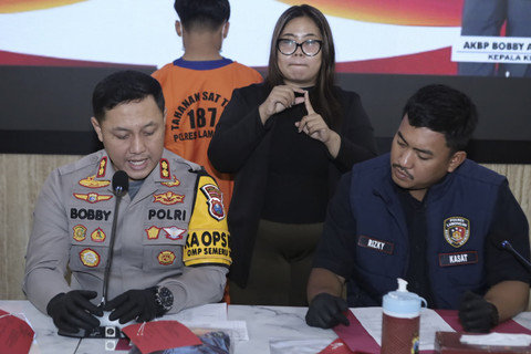 Kapolres Lamongan AKBP Bobby Condroputro (kiri) dan Kasatreskrim Polres Lamongan AKP Rizky Ahmad Kurniadi saat konferensi pers kasus pembunuhan di Lamongan.  Foto: Dok. Polres Lamongan