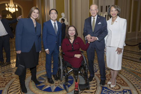 Senator AS dari Partai Demokrat, Tammy Duckworth (kursi roda). Foto: X/ @SenDuckworth