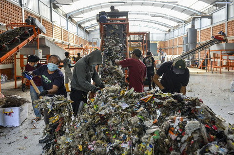 Pekerja mengolah sampah di Tempat Pengolahan Sampah Terpadu (TPST) di Bandung, Jawa Barat. Foto: ANTARA FOTO/Raisan Al Farisi