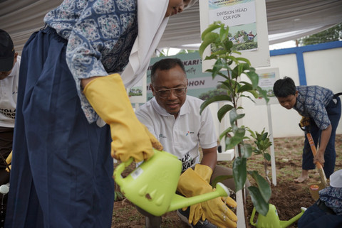 PGN bersama siswa SMPN 34 Depok menanam bibit pohon di area sekolah sebagai wujud nyata kepedulian terhadap lingkungan. Foto: Dok. Pertamina
