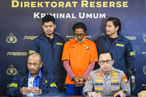 Tersangka Nanang Irawan (tengah) dihadirkan saat konferensi pers pengungkapan kasus tindak pidana pembunuhan di Polda Metro Jaya (PMJ), Jakarta, Kamis (16/1/2025).  Foto: ANTARA FOTO/Sulthony Hasanuddin