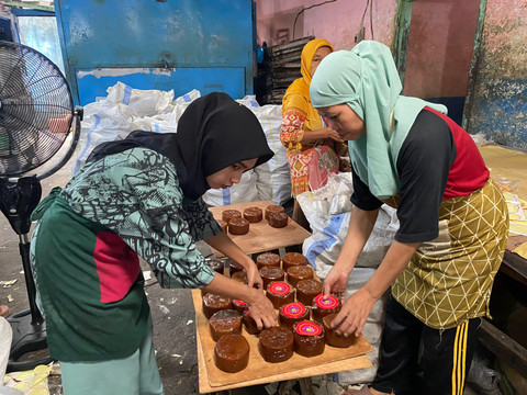 Penempelan merek kue tutun di Jalan Arjuna Nomor 14, Sawah Brebes, Kecamatan Tanjung Karang Timur, Bandar Lampung. | Foto: Sinta Yuliana/Lampung Geh