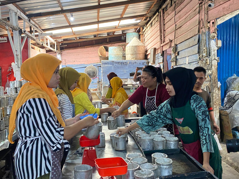 Proses penimbangan dan pencetakan  kue tutun di Jalan Arjuna Nomor 14, Sawah Brebes, Kecamatan Tanjung Karang Timur, Bandar Lampung. | Foto: Sinta Yuliana/Lampung Geh