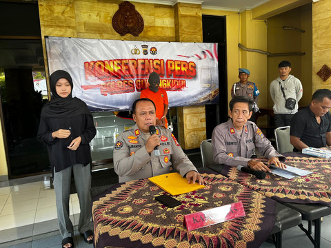 M, petani pencuri kayu sonobrit, saat ditahan. Foto: Dok. Istimewa