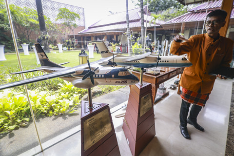 Pemandu memberi penjelasan tentang miniatur pesawat yang terdapat di perpustakaan Wisma Habibie dan Ainun, Jalan Patra Kuningan XIII, Jakarta, Kamis (16/1/2025). Foto: Dhemas Reviyanto/ANTARA FOTO
