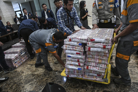 Petugas menyiapkan barang bukti uang saat konferensi pers terkait penetapan tersangka TPPU hasil judi online di Gedung Bareskrim Mebes Polri, Jakarta, Kamis (16/1/2025). Foto: Hafidz Mubarak A/ANTARA FOTO