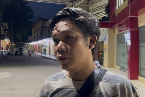 Kakak ipar salah satu korban kebakaran di Glodok Plaza atas nama Ade Aryati, Rahman, di RS Polri, Kramat Jati, Jakarta Timur pada Kamis (16/1/2025). Foto: Abid Raihan/kumparan