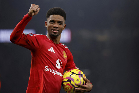 Pemain Manchester United Amad Diallo berselebrasi usai mencetak gol ke gawang Southampton pada pertandingan Liga Premier Inggris di Old Trafford Stadium, Manchester, Inggris, Kamis (16/1/2025). Foto: Jason Cairnduff/Reuters