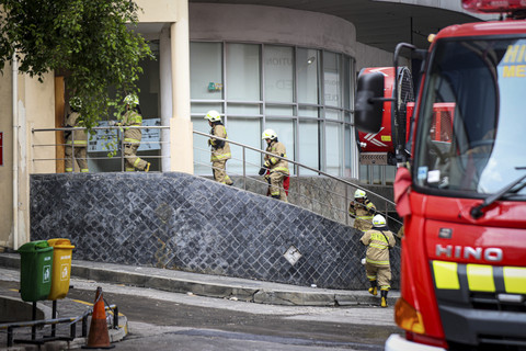 Petugas Damkar berkumpul saat bersiap melakukan pencarian korban kebakaran di Glodok Plaza, Jakarta, Jumat (17/1/2025). Foto: Iqbal Firdaus/kumparan