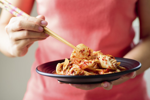 Ilustrasi makan kimchi. Foto: Nungning20/Shutterstock
