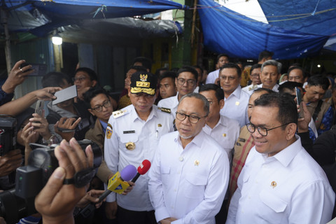 Menko Pangan Zulhas tinjau pasar Pabaeng-baeng Makassar, Sulawesi Selatan, Jumat (17/1/2025). Foto: Dok. Kemenko Pangan