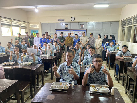 Kepala Komunikasi Kepresidenan, Hasan Nasbi, saat meninjau pelaksanaan Makan Bergizi Gratis di Sleman, Jumat (17/1). Foto: Resti Damayanti/Pandangan Jogja