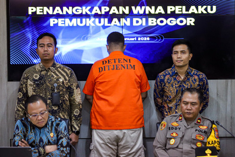 Petugas Ditjen Imigrasi membawa warga negara Arab Saudi berinisial R saat konpers di Kantor Ditjen Imigrasi, Kementerian Imipas, Jakarta, Jumat (17/1/2025). Foto: Iqbal Firdaus/kumparan