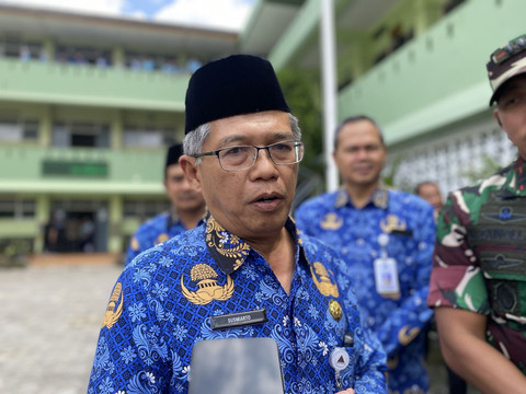Sekretaris Daerah (Sekda) Sleman, Susmiarto, usai meninjau pelaksanaan MBG di SMP Negeri 5 Depok, Sleman, Jumat (17/1). Foto: Resti Damayanti/Pandangan Jogja