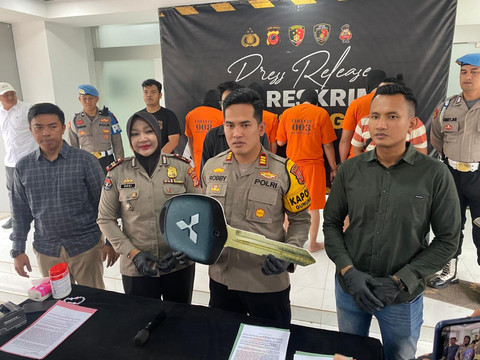 Kapolsek Gunung Putri, AKP Aulia Robi, mengungkapkan kasus pencurian dan penyekapan di rumah di Kota Wisata, Jumat (17/1/2025). Foto: Dok.kumparan