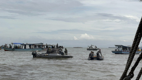Sejumlah warga dan TNI AL menaiki perahu untuk melaksanakan pembongkaran pagar laut di perairan Tangerang, Banten, Sabtu (18/1/2025). Foto: Abid Raihan/kumparan