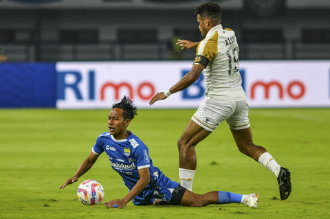 Pemain bola Persib Bandung Beckham Putra (kiri) berebut bola dengan pemain bola Dewa United Ricki Kambuaya (kanan) saat pertandingan BRI Liga 1 di Stadion Gelora Bandung Lautan Api, Bandung, Jawa Barat (17/1/2025). Foto: Raisan Al Farisi/ANTARA FOTO