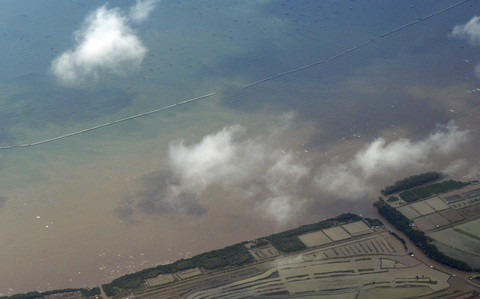 Foto udara pagar laut membentang di perairan Kecamatan Mauk, Kabupaten Tangerang, Banten, Jumat (17/1/2025). Foto: Iggoy el Fitra/ANTARA FOTO