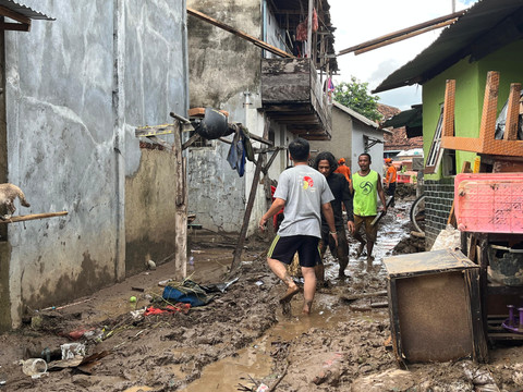 Kondisi pasca banjir bandang di Jalan RE Marthamartadinata, tepatnya Kampung Pasar Ambon, Kelurahan Pesawahan, Teluk Betung Selatan, Bandar Lampung, Sabtu (18/1). | Foto: Sinta Yuliana/Lampung Geh