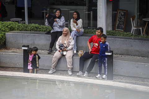 Sejumlah masyarakat beraktivitas di Taman Literasi Martha Christina Tiahahu, Blok M, Jakarta, Sabtu (18/1/2025). Foto: Iqbal Firdaus/kumparan
