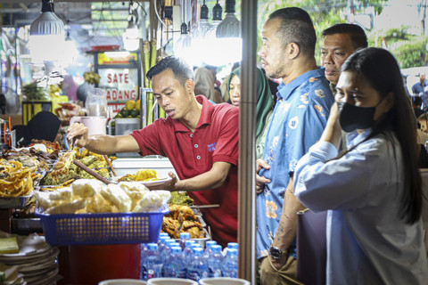 Pedagang menawarkan dagangannya kepada pengunjung saat Festival Sumarak Minangkabau 2024 di Blok M Square, Jakarta Selatan, Sabtu (18/1/2025). Foto: Iqbal Firdaus/kumparan