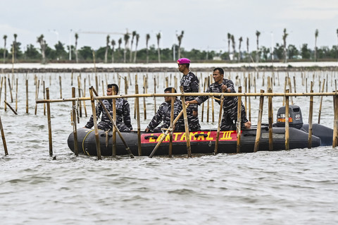 Personel TNI AL membongkar pagar laut yang terpasang di kawasan pesisir Tanjung Pasir, Kabupaten Tangerang, Banten, Sabtu (18/1/2025). Foto: Rivan Awal Lingga/ANTARA FOTO